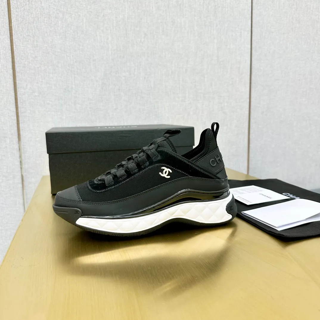 👟👟Ex-factory price 480👟👟 Top version Chanel Chanel - 2023 counter top casual sports shoes This classic design; the upper is electro-embroidered with a variety of techniques; the outsole is fashionable and sporty; it is unusual to incorporate a variety of color matching elements... The diversified mix and match is very beautiful and versatile, and can be used for leisure, fashion, sports and outdoor... ꫛꫀꪝ Go➫ Material: ❶The upper is made of: original imported mercerized velvet + double-layer breathable mesh ❷The inner lining is made of: the original imported breathable mesh ❸The outsole is based on: original T👟👟factory price U combination outsole counter boutique packaging full set women 35-41 men 38-46 ᅟᅠᅟᅠᅟᅠ